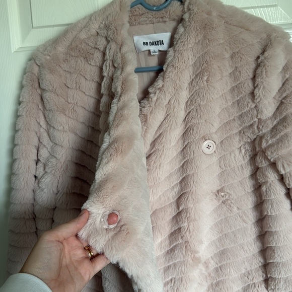 BB Dakota fuzzy coat, great condition! - Picture 4 of 7